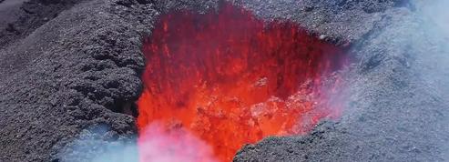 Spectaculaires, les images du Piton de la Fournaise en éruption pour les fêtes