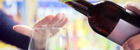 «Allez, rien qu'un verre !» : comment les non-buveurs résistent à la pression sociale de l'alcool