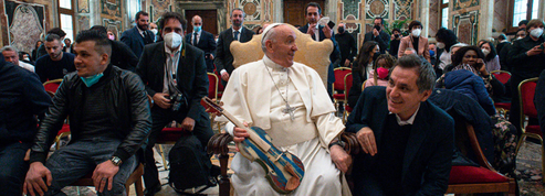Italie: le pape bénit un violon fabriqué à partir d'épaves échouées à Lampedusa