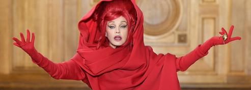 Arielle Dombasle, plus Dombasle que jamais en robe rouge passion à la Fashion Week de Paris