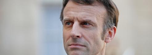 «Il se prend pour Zelensky ?» : les photos d'Emmanuel Macron en hoodie et barbe de trois jours sous le feu des internautes
