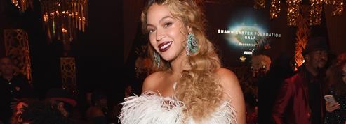 Toute en transparence et en diamants, Beyoncé repousse les limites de la robe fendue