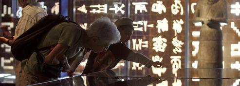 Paris lance le bicentenaire Champollion avec une exposition sur les secrets des hiéroglyphes