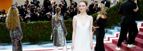 Emma Stone donne une seconde vie à sa robe de mariée au MET Gala