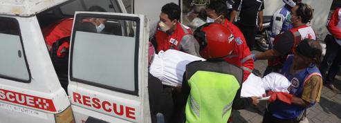 Indonésie : un bus percute un panneau publicitaire causant 14 morts
