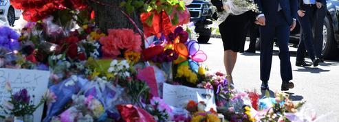 Fleurs blanches et signe de croix : les Biden se recueillent sur le site de la tuerie raciste de Buffalo