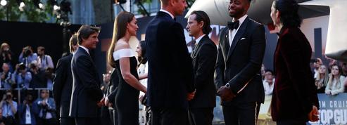 Gentleman, Tom Cruise donne sa main à Kate Middleton pour monter quelques marches sur le tapis rouge de Top Gun : Maverick à Londres