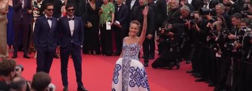 En robe longue, gants et bottes-leggings verts, Isabelle Huppert détonne sur le tapis rouge de Cannes