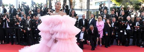 Grandeur et kilos de tulle, les robes chantilly à la conquête de Cannes