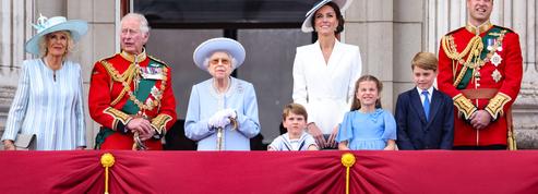 Sur le balcon de Buckingham, Louis de Cambridge portait le même habit de matelot que le prince William il y a 37 ans