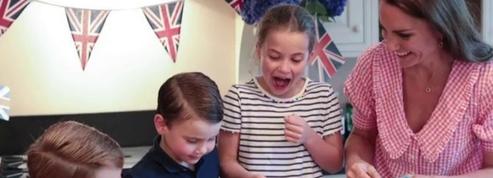 En cuisine avec ses enfants, Kate Middleton adopte la blouse vichy, chouchoute des Parisiennes