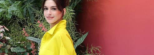 En robe ouverte sur short, Anne Hathaway toute de jaune vêtue illumine le gala Bulgari à Paris
