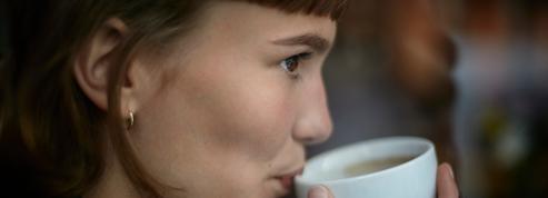 Pour vivre plus longtemps, doit-on boire au moins deux tasses de café par jour ?