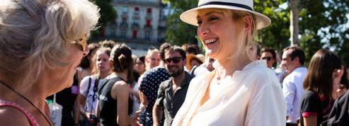 Julie Gayet dit «oui» à François Hollande dans une robe blanche Hermès