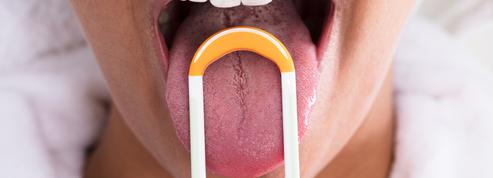 Le gratte langue, cet outil ayurvédique qui garantirait la santé de notre bouche