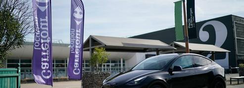 Carrefour élargit son offre en proposant la location de véhicules Tesla