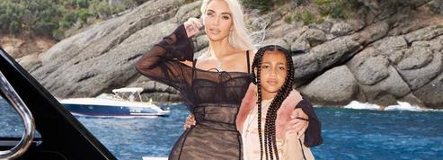 En vidéo, North West joue l'influenceuse beauté et teste la marque de cosmétiques de sa mère Kim Kardashian