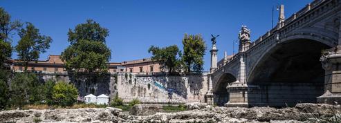À Rome, les vestiges du pont de Néron affleurent et témoignent des rudesses du climat en Italie