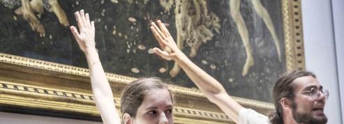 Des militants écologistes collent leurs mains au Printemps de Botticelli à Florence