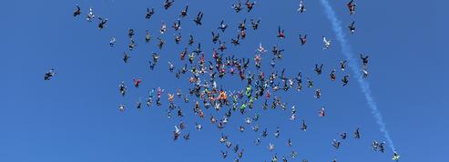 Chute libre : 170 chuteurs dans le ciel, la tentative folle de record du monde