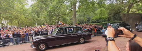 «God save the King!» : au palais Saint-James, des Britanniques unis derrière leur nouveau monarque