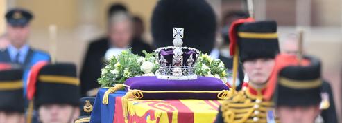 Mort d'Elizabeth II : la procession funéraire royale en images