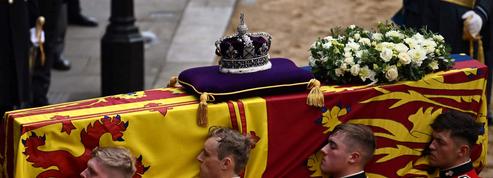 Mort d'Elizabeth II : le cercueil de la reine, suivi de la famille royale, est arrivé à Westminster