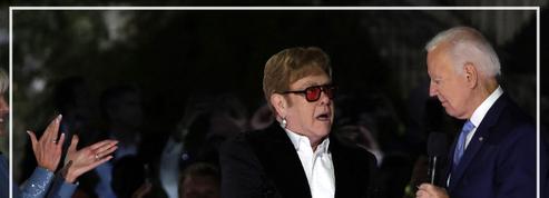 Joe Biden surprend Elton John en plein concert à la Maison-Blanche et le décore