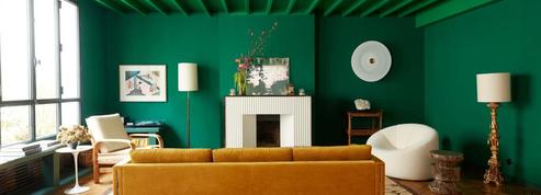 Visite privée d'un triplex à Montmartre, entre couleurs vives et meubles vintage
