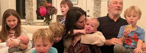 Sans filtre : la photo de famille agitée d'Alec et Hilaria Baldwin avec leurs sept enfants pour Thanksgiving