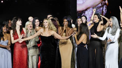 Céline Dion : son mini-concert surprise au défilé L'Oréal Paris
