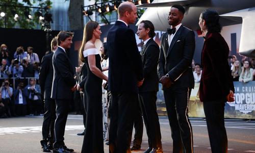 Gentleman, Tom Cruise donne sa main à Kate Middleton pour monter quelques marches sur le tapis rouge de <i>Top Gun : Maverick </i>à Londres