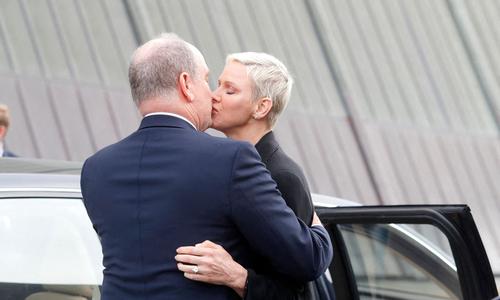 L'étrange baiser de Charlene et Albert de Monaco «ne véhicule pas une image d'amour sincère», selon un expert