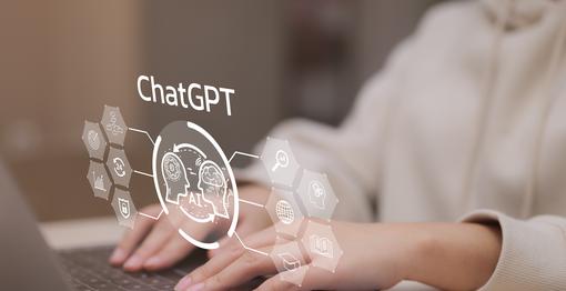 ChatGPT est un prototype d'agent conversationnel utilisant l'intelligence artificielle, développé par OpenAI et spécialisé dans le dialogue.