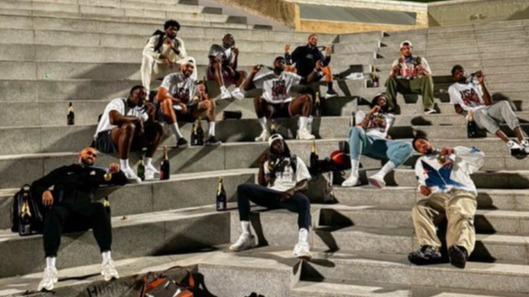 JO, Basket: la photo iconique de Team USA avec médailles d’or et champagne devant Bercy