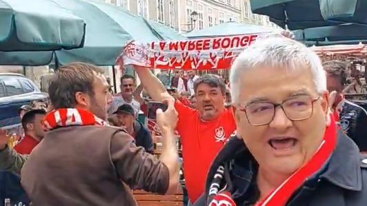 Ligue des champions : quand le président de Brest chante avec les supporters dans les rues de Salzbourg