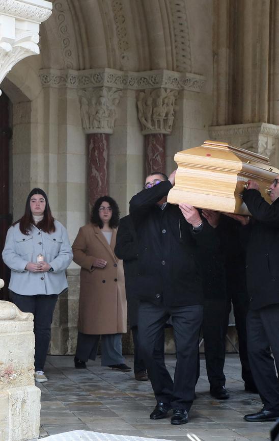 PHOTOS – Obsèques de Maïté : ses petites filles Perrine et Camille ...