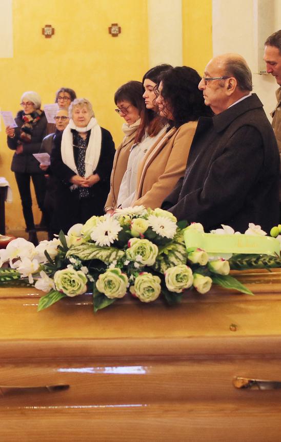 PHOTOS – Obsèques de Maïté : ses petites filles Perrine et Camille ...