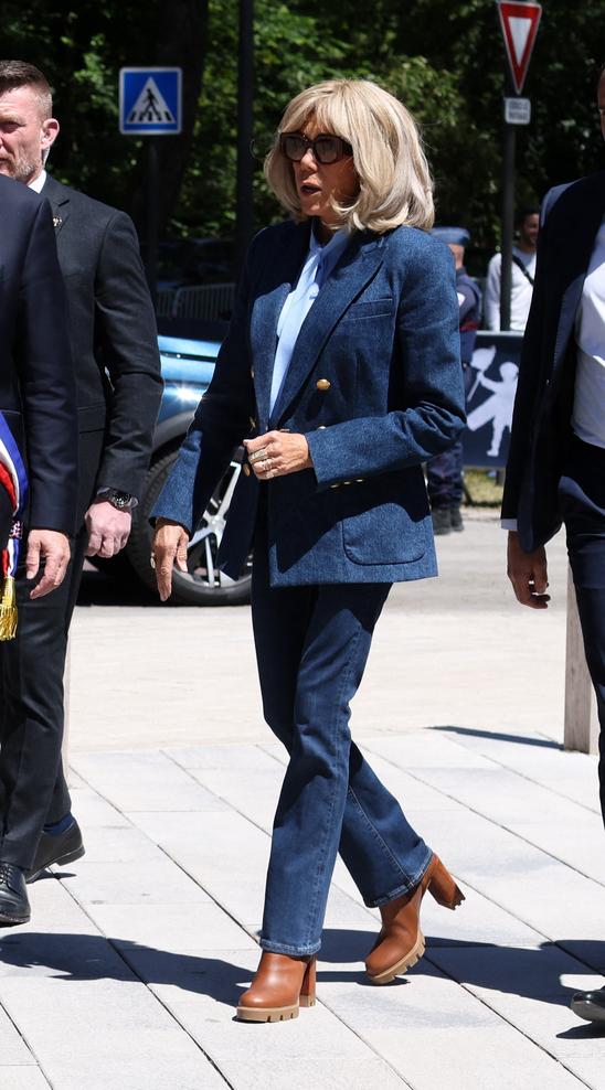 PHOTOS - Brigitte Macron en jean et baskets : ses plus beaux looks