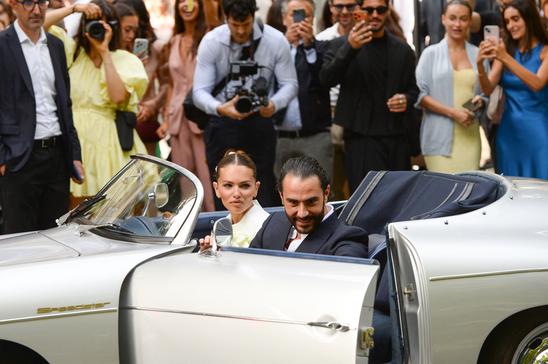 thylane-blondeau-a-dit-oui-benjamin-invit-s-c-l-bres-voiture-r-tro