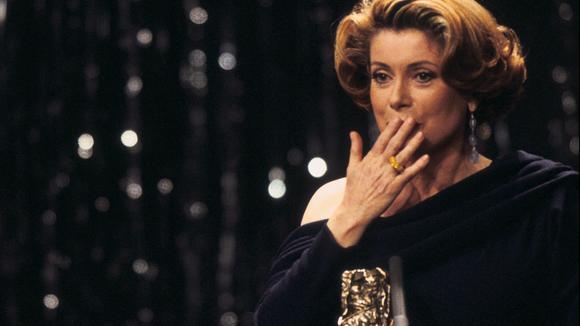 Catherine Deneuve reçoit le César de la meilleure actrice pour son rôle dans Indochine en 1993.