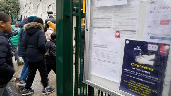 Des élèves entrent dans une école de Mulhouse (Haut-Rhin), le 6 mars 2020.