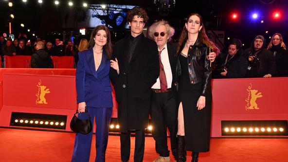 Louis Garrel avec son père et ses sœurs, la rare photo de famille sur ...