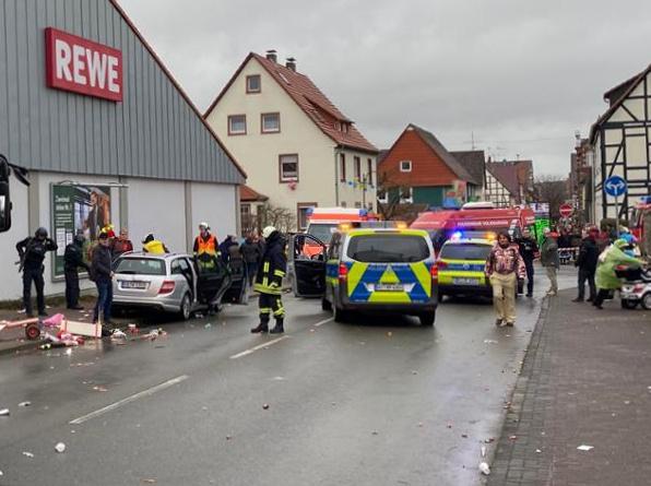 L'intervention des forces de l'ordre et des pompiers lors du carnaval de Volkmarsen