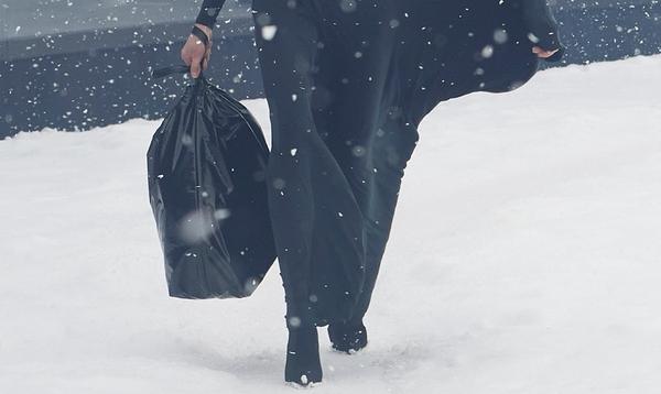 Balenciaga lance le «sac-poubelle» le plus cher du monde