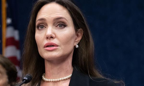 «Je vais commencer à pleurer» : très émue, Angelina Jolie dépose sa fille Zahara à l'université