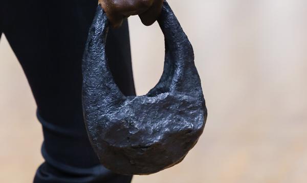 De la Lune à la Terre : le fascinant sac en météorite de Coperni vendu 40.000 euros