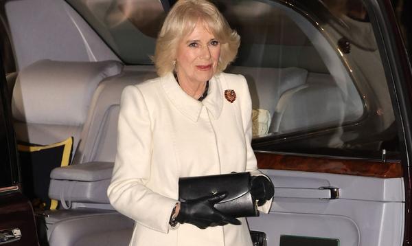 Les sacs Launer de Camilla, cette nouvelle manie vestimentaire empruntée à Elizabeth II