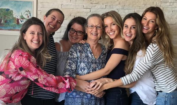 «C'est encore difficile de dire maman sans être émue» : Gisèle Bündchen partage une rare photo avec ses 5 sœurs et leur mère défunte