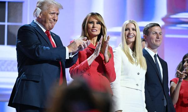 Dans deux tailleurs symboliques, Melania et Ivanka sont de retour auprès de Donald Trump à la convention républicaine